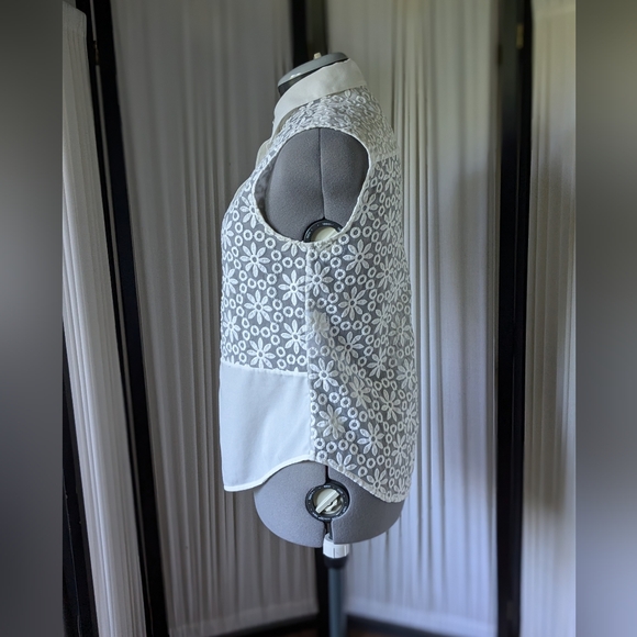 Vintage 90's, Anne Klein, sleeveless, embroidered, bottom down blouse. - Picture 4 of 11
